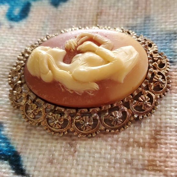 Vintage Cameo Brooch - Picture 5 of 16
